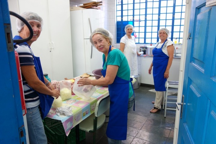 Mulheres preparando a Feijoada 2015