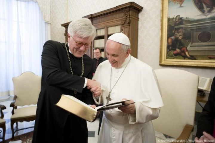 Papa Francisco e o Bispo Heinrich Bedford-Strohm - Vaticano - 6 de fevereiro de 2017 (foto/L%u2019Osservatore Romano)