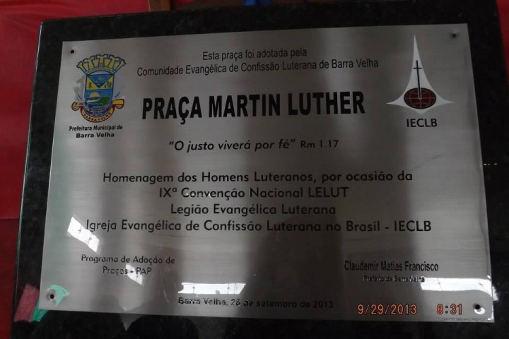 Placa alusiva a inauguração da Praça em Barra Velha