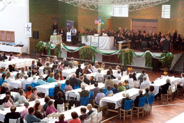 Pastora Ângela Ulrich na pregação