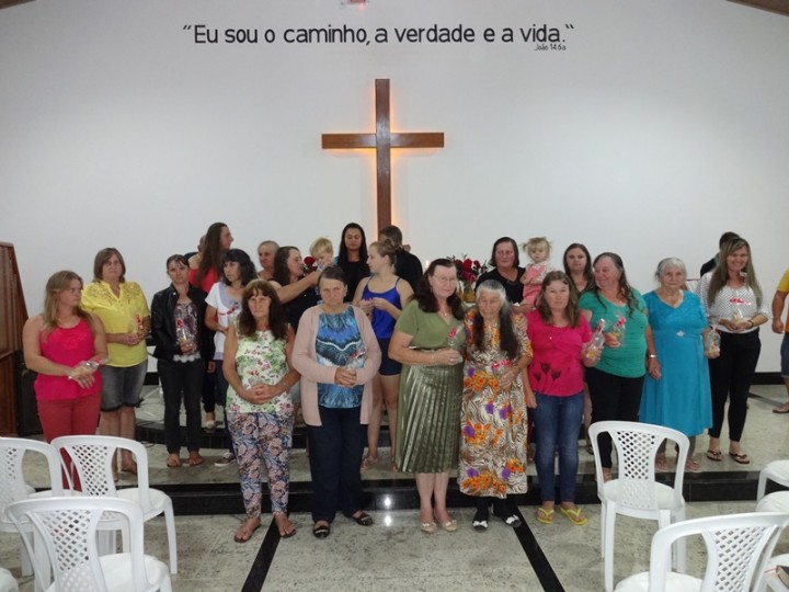 Cultos em Homenagem ao Dia das Mães na Comunidade Do Caminho