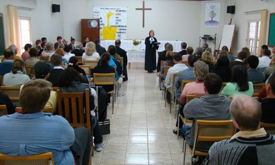 6 %u2013 Pastora 2ª Vice-Presidente da IECLB em pregação no culto de encerramento.