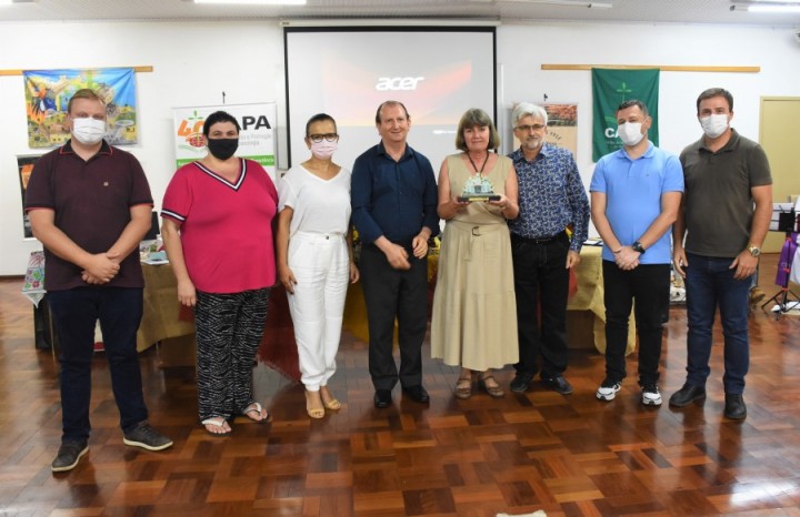 Ingrid Giesel recebe o Troféu Castelinho