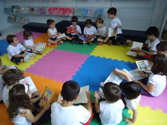 Colégio Cônsul Carlos Renaux - Brusque - hora da leitura - foto acervo do Colégio