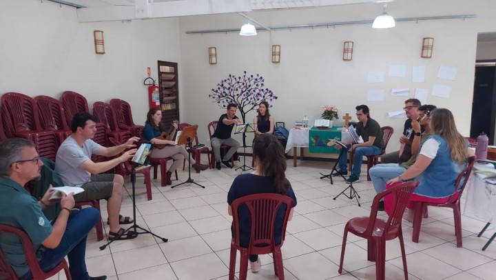 Projeto Música com Crianças - Musicista Daniela apresentando o Cancioneiro do Sinodo Vale do Itajai