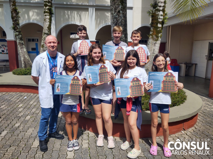 Estudantes do Colégio Cônsul Carlos Renaux adquirem calendários de Advento