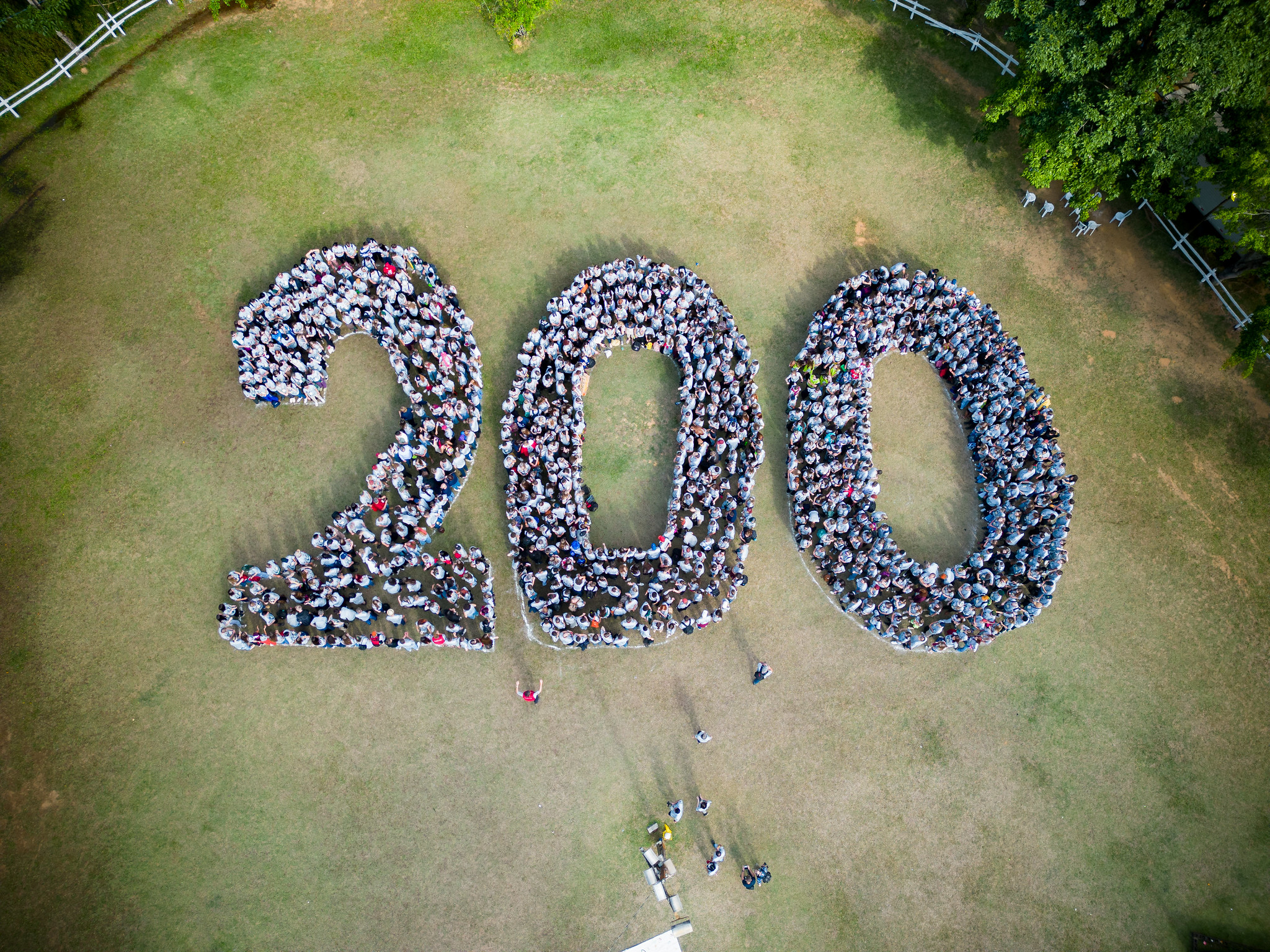 CONGRENAJE - Foto com o numeral 200 formado por pessoas jovens