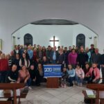 Pessoas reunidas na celebração de 200 anos