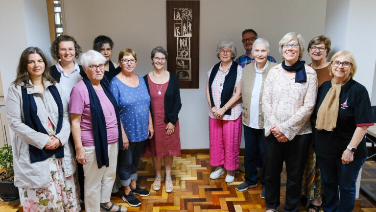 Diaconisas da Alemanha vistam sede da IECLB