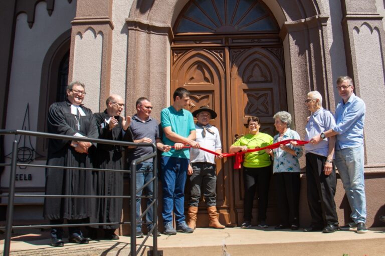 O dia 13 de outubro de 2024 foi um dia festivo para a Comunidade Evangélica de Lomba Grande. Em um lindo e agradável dia de sol, os membros e amigos da Comunidade se reuniram para inaugurar a nova pintura da igreja e para celebrar a sua festa anual.