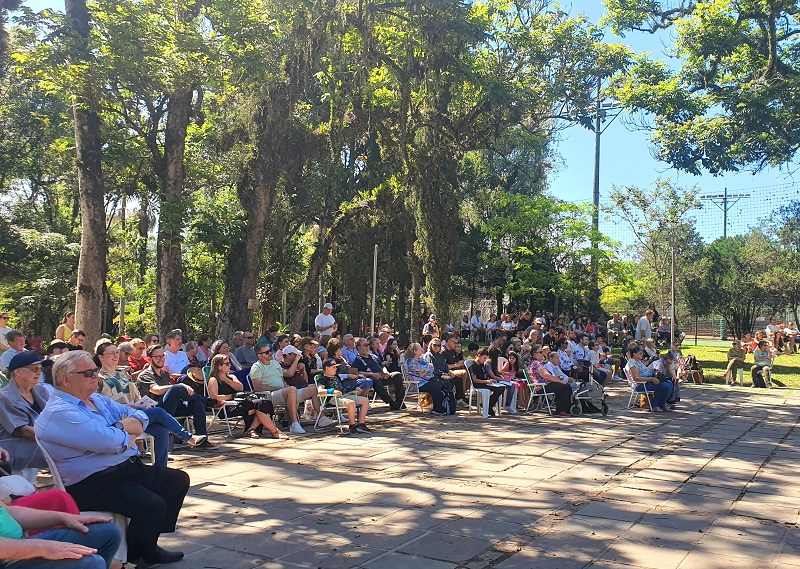 No último domingo, dia 10/11, reuniram-se na Sociedade de Ginástica de Porto Alegre (SOGIPA), 300 pessoas para celebrarem o Dia da Igreja e os 200 anos de Presença Luterana no Brasil. O culto foi campal.