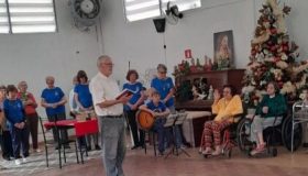 Foto de celebração de Advento no Asilo da Velhice