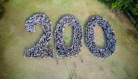 CONGRENAJE - Foto com o numeral 200 formado por pessoas jovens